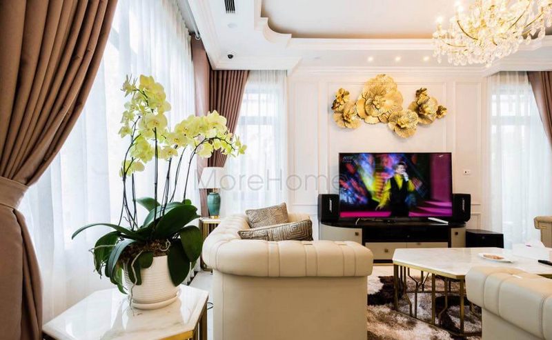 Morehome sử dụng một số đồ decor ấn tượng như hoa nổi 3D, đèn chùm, thảm trải sàn để làm điểm nhấn cho không gian